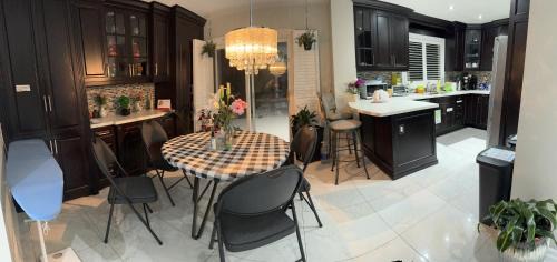 Mississauga House | Private Single Bedroom in City Centre Q66