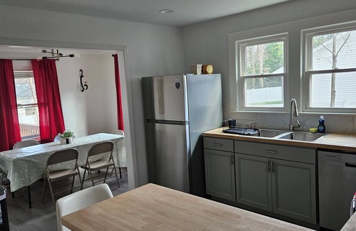 Oakdale House | Private Single Level Standalone House large lot
