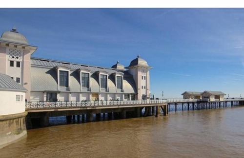 Penarth Apartment | Private Spa, Steam room, Sauna, Large hot tub and Gym in this Stunning 3 Bedroom Apartment