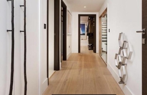Penarth Apartment | Private Spa, Steam room, Sauna, Large hot tub and Gym in this Stunning 3 Bedroom Apartment