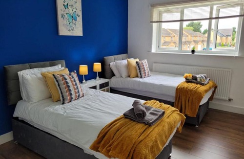 Peterborough Apartment | Private Spacious 2 Bedroom, 2 Bathroom & 2 Parking by Srk Accommodation