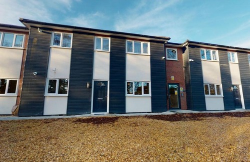 Peterborough Apartment | Private Spacious 2 Bedroom, 2 Bathroom & 2 Parking by Srk Accommodation