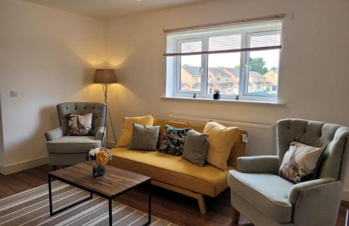 Peterborough Apartment | Private Spacious 2 Bedroom, 2 Bathroom & 2 Parking by Srk Accommodation