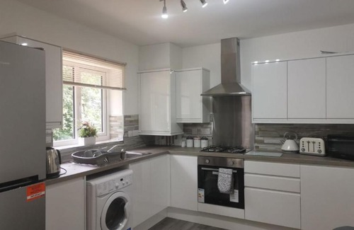 Peterborough Apartment | Private Spacious 2 Bedroom, 2 Bathroom & 2 Parking by Srk Accommodation