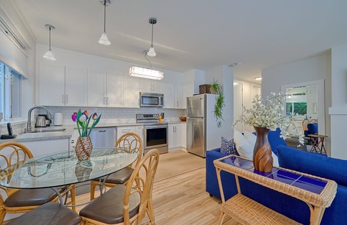 Regional District of Nanaimo House | Private! Spacious 1-BDRM Guesthouse steps from the beach in the Heart of QB!