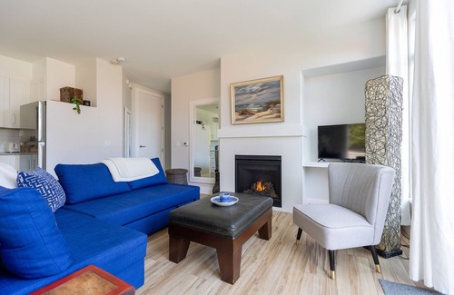 Regional District of Nanaimo House | Private! Spacious 1-BDRM Guesthouse steps from the beach in the Heart of QB!