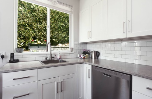 Regional District of Nanaimo House | Private! Spacious 1-BDRM Guesthouse steps from the beach in the Heart of QB!