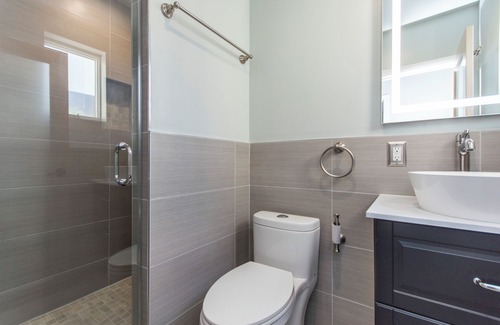 Spruce Hill House | Private, Spacious, Walk-out Deck, Free Parking, Luxury for 5-6 people. PENN.