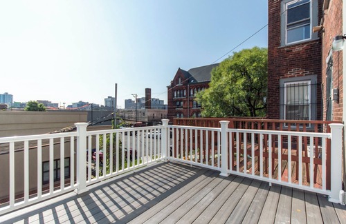 Spruce Hill House | Private, Spacious, Walk-out Deck, Free Parking, Luxury for 5-6 people. PENN.
