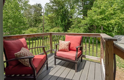 Druid Hills Apartment | Private Studio Above Garage w/Hot tub Only 1 Mile to Downtown Hendersonville