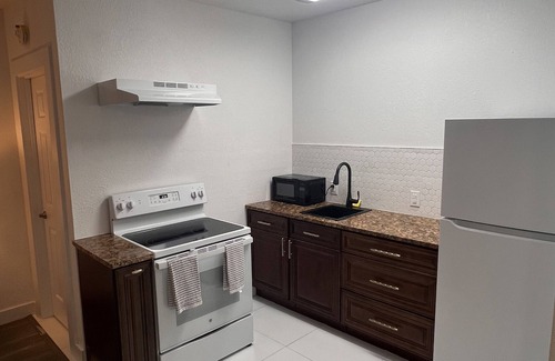 Bearss Plaza Apartment | Private Studio in Lutz—5 mins from USF!