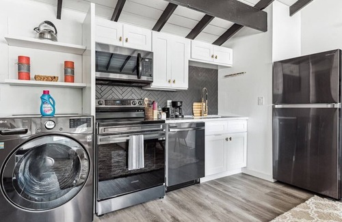 Thousand Oaks House | Private Studio Oasis with Nature at Your Doorstep