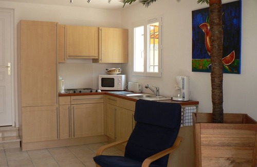 Seillans Apartment | Private Studio Provencal villa located in lush greenery for 2 people.
