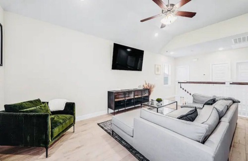 Central Southwest House | Private + Stylish 3BR/2.5BA near NRG/DT/Med Center