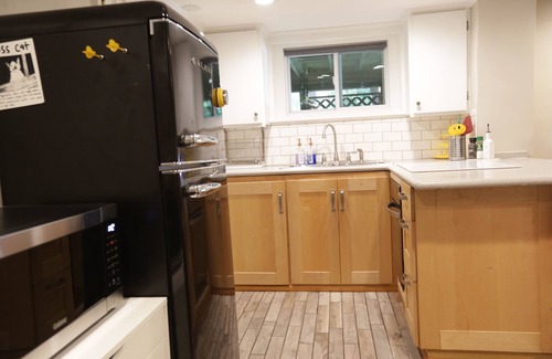 Inman Park Apartment | Private Suite in Little Five Points – Walkable, Hot Tub, Kitchen, Parking