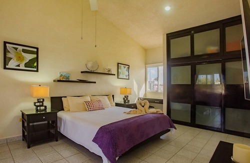 Colonia Andres House | Private Tuscan style vila and guest house 3 minutes walk to waterfront