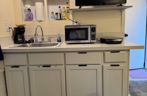 Melbourne Cottage | Private Tiny-Home, bath, mini kitchen, twinbed, desk, micro, FIT, MLB, 3m2 beach