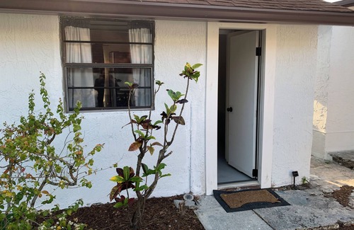 Melbourne Cottage | Private Tiny-Home, bath, mini kitchen, twinbed, desk, micro, FIT, MLB, 3m2 beach