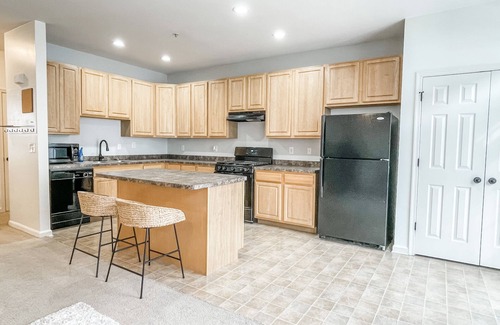 Denton House | Private townhouse for the entire family! Easy commute to the bay and beaches!