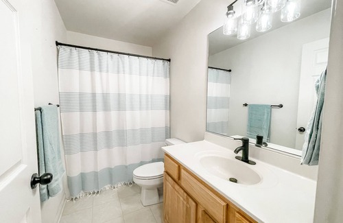 Denton House | Private townhouse for the entire family! Easy commute to the bay and beaches!