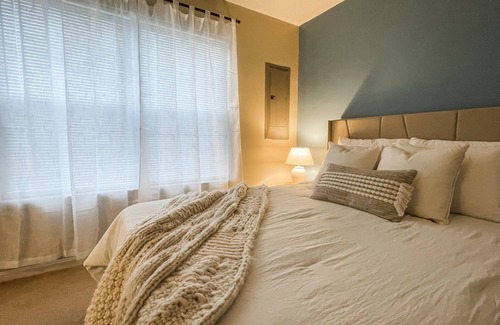 Denton House | Private townhouse for the entire family! Easy commute to the bay and beaches!
