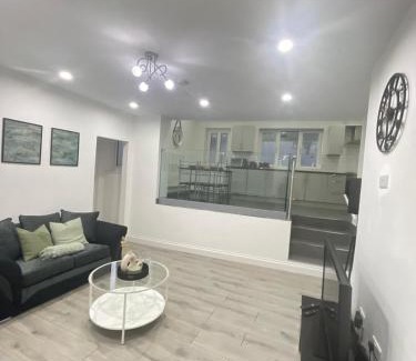 Leicester Apartment | Private two bedroom deluxe apartment Leicester with large garden and free parking