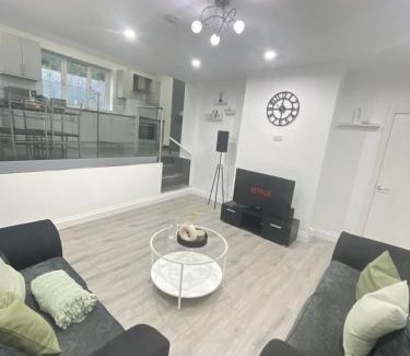 Leicester Apartment | Private two bedroom deluxe apartment Leicester with large garden and free parking