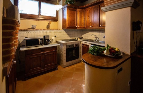Castiglion Fiorentino Villa | Private Villa with private pool, WIFI, A/C, TV, terrace, pets allowed, parking, close to Arezzo