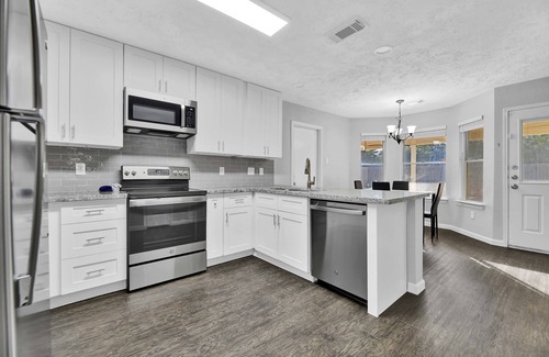 Atascocita House | Private Villa Retreat w/Pool & Outdoor Living – 10 min to IAH