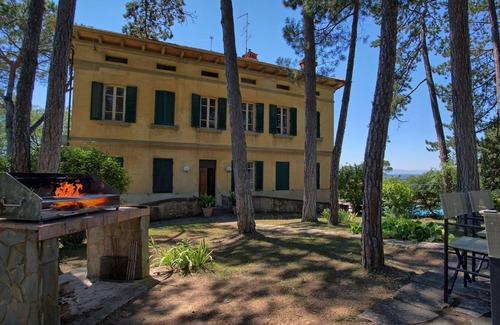 Ponte Buriano Villa | Private Villa with hot tub, private pool, WIFI, TV, pets allowed, panoramic view, close to Arezzo