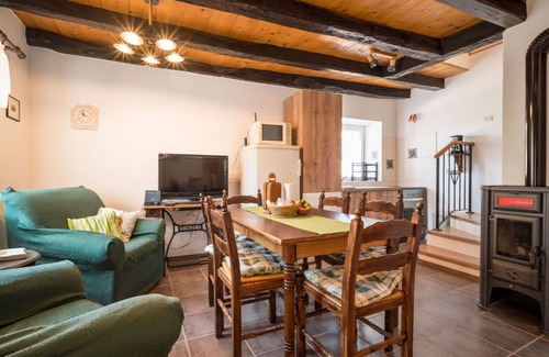 Groznjan House | Private Villa with private pool, A/C, WIFI, TV, terrace, pets allowed, panoramic view, parking
