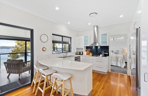 Marks Point House | Private Waterfront 4 Bedroom Home with Jacuzzi. Close to Beach and Cafes.