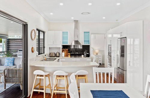Marks Point House | Private Waterfront 4 Bedroom Home with Jacuzzi. Close to Beach and Cafes.
