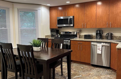 Mount Marion House | Private Waterfront Getaway – Hot Tub, Sauna, Arcade, Kayaks, Outdoor Ping Pong!