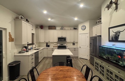 Burley House | Private Western Up Fit With Hot Tub & EV Charging