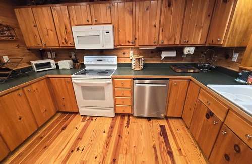 Wildwood Mountain Cabin | PRIVATE. WOOD/GAS LOGS FIREPLACE. HOT TUB. WIFI. LONG RANGE VIEWS. CLOSE TO TOWN