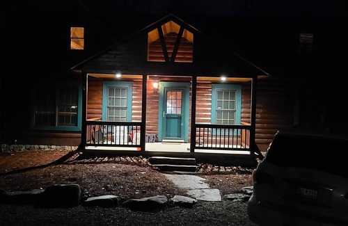 Wildwood Mountain Cabin | PRIVATE. WOOD/GAS LOGS FIREPLACE. HOT TUB. WIFI. LONG RANGE VIEWS. CLOSE TO TOWN