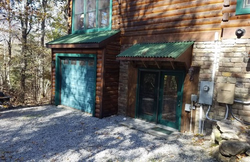 Wildwood Mountain Cabin | PRIVATE. WOOD/GAS LOGS FIREPLACE. HOT TUB. WIFI. LONG RANGE VIEWS. CLOSE TO TOWN