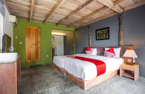 By Pass Ngurah Rai House | Private wooden cabin, classic Balinese style in Nusa Dua