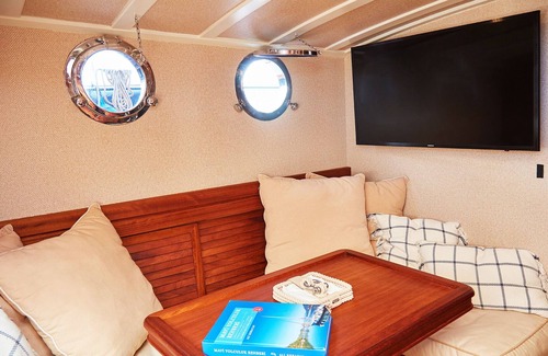 Bodrum City Center Boat Rental | PRIVATE YACHT AT BODRUM MILTA MARINA