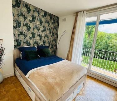 Chantiers Apartment | Proche Château de Versailles avec balcon vu sur une forêt et parking gratuit pour 5 personnes maximum