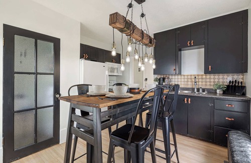 East Kootenay Apartment | Prohibition | Heritage Suite |Sleeps 10 | Downtown