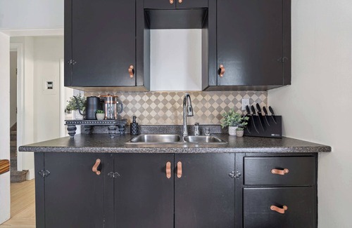 East Kootenay Apartment | Prohibition | Heritage Suite |Sleeps 10 | Downtown