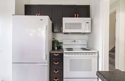 East Kootenay Apartment | Prohibition | Heritage Suite |Sleeps 10 | Downtown