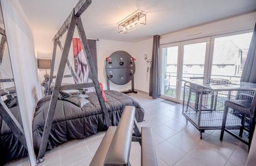 Walbourg Apartment | PRoJET KUROI - Love Room - Balançoire, Banc de fessée, Pilori, Cage, Croix, Tantra