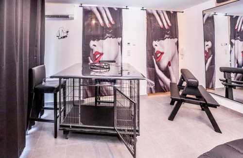 Walbourg Apartment | PRoJET KUROI - Love Room - Balançoire, Banc de fessée, Pilori, Cage, Croix, Tantra