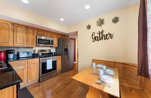 Lisle House | PROMO 15% MONTHLY DISCOUNT!nCozy House, Close to Benedictine & North Central