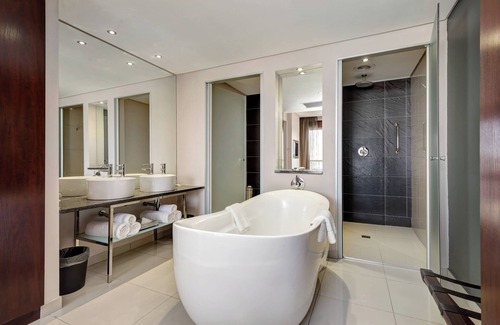 Kempton Park Hotel | Protea Hotel by Marriott O.R. Tambo Airport