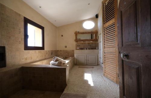 Bedoin Villa | Provençal farmhouse, Mont Ventoux view, 2 pools (1 heated), Bédoin - 10 people
