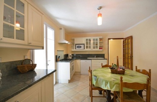 Saint-Didier Villa | Provençal House With Pool Vaucluse, with Good Services